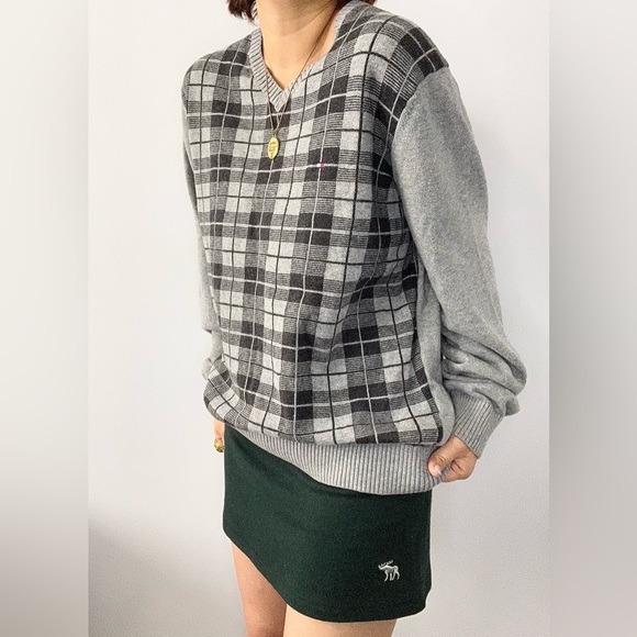 Vintage Tommy Hilfiger Sweater 🖤🤍 - Picture 3 of 5